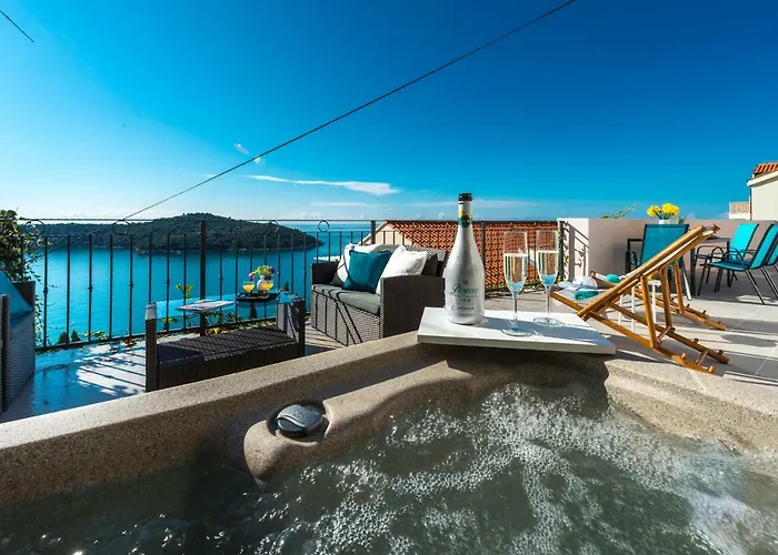 Sunshine Apartment With Hot Tub